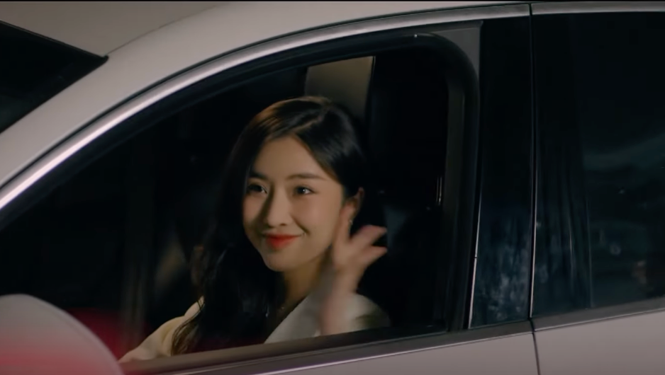 Quy (Mạnh Trường) hẹn hò với cô gái xinh đẹp, thành đạt. Ảnh: CMH. Quy (Mạnh Trường) hẹn hò với cô gái xinh đẹp, thành đạt. Ảnh: CMH.