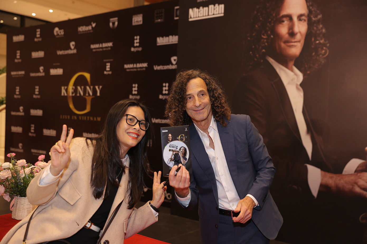 Khán giả háo hức chụp ảnh chung với Kenny G ở khu vực ký tặng đĩa CD. Khán giả háo hức chụp ảnh chung với Kenny G ở khu vực ký tặng đĩa CD.
