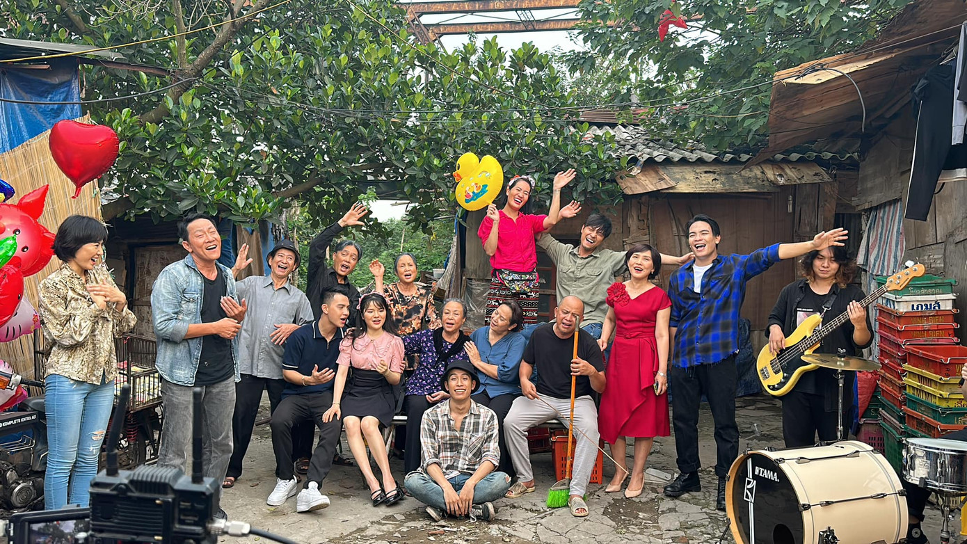 Dàn diễn viên chụp ảnh kỷ niệm cho MV ca nhạc kết phim. Dàn diễn viên chụp ảnh kỷ niệm cho MV ca nhạc kết phim.