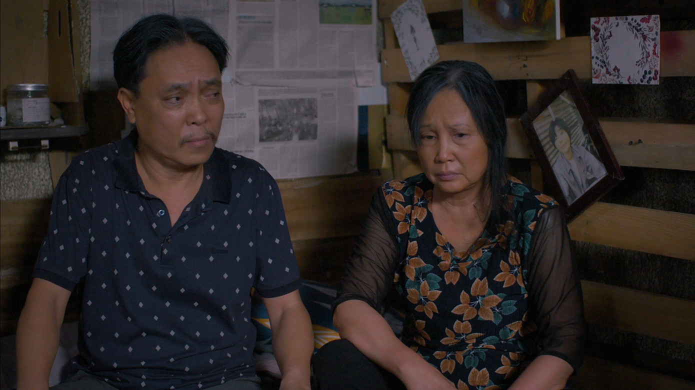 Bố mẹ Luyến (Thanh Hương) bắt con gái chuẩn bị tiền để chạy án cho cậu em trời đánh. Ảnh: NSX Bố mẹ Luyến (Thanh Hương) bắt con gái chuẩn bị tiền để chạy án cho cậu em trời đánh. Ảnh: NSX