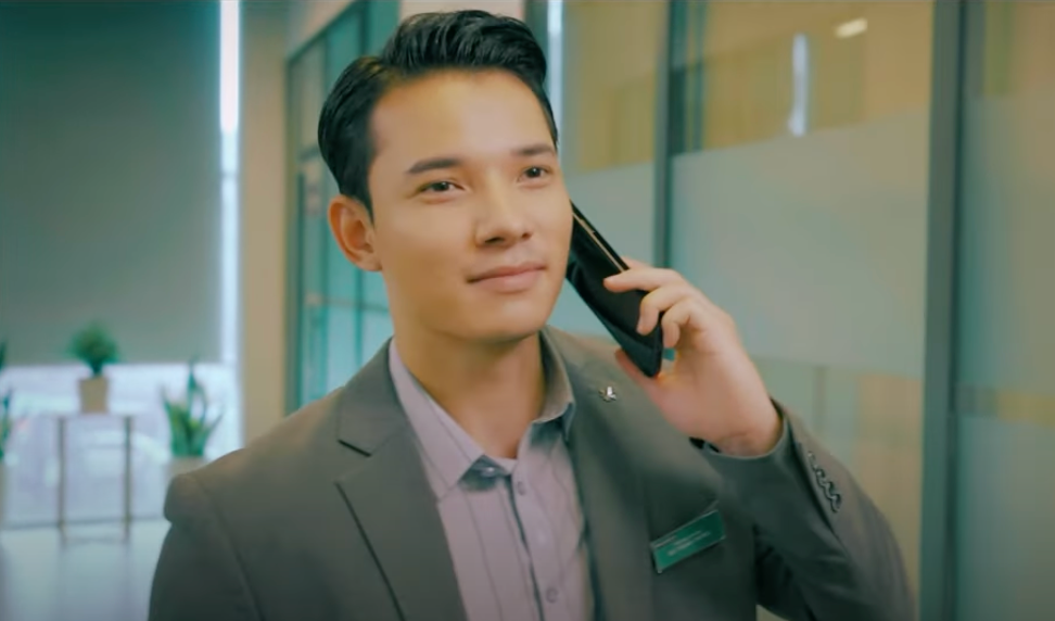 Thắng (Sỹ Hưng) thông báo Ly (Thùy Anh) bị công ty kiện vì hủy ngang hợp đồng làm việc với số tiền bồi thường không nhỏ. Ảnh: CMH.