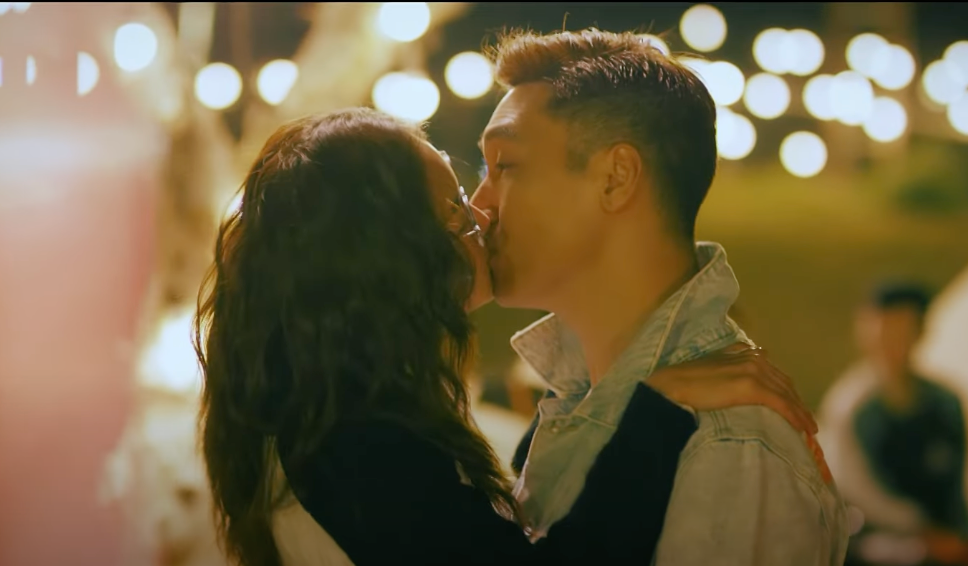 Ly (Thùy Anh) bất ngờ hôn doanh nhân Leo Nguyễn (Mạnh Trường). Ảnh: CMH.