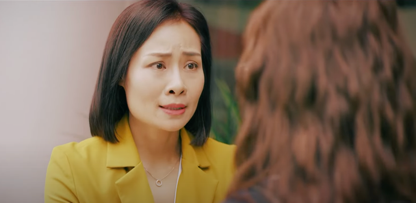 Nếu Ly (Thùy Anh) nghỉ làm cô phải trả cho công ty 100 triệu đồng. Ảnh: CMH.