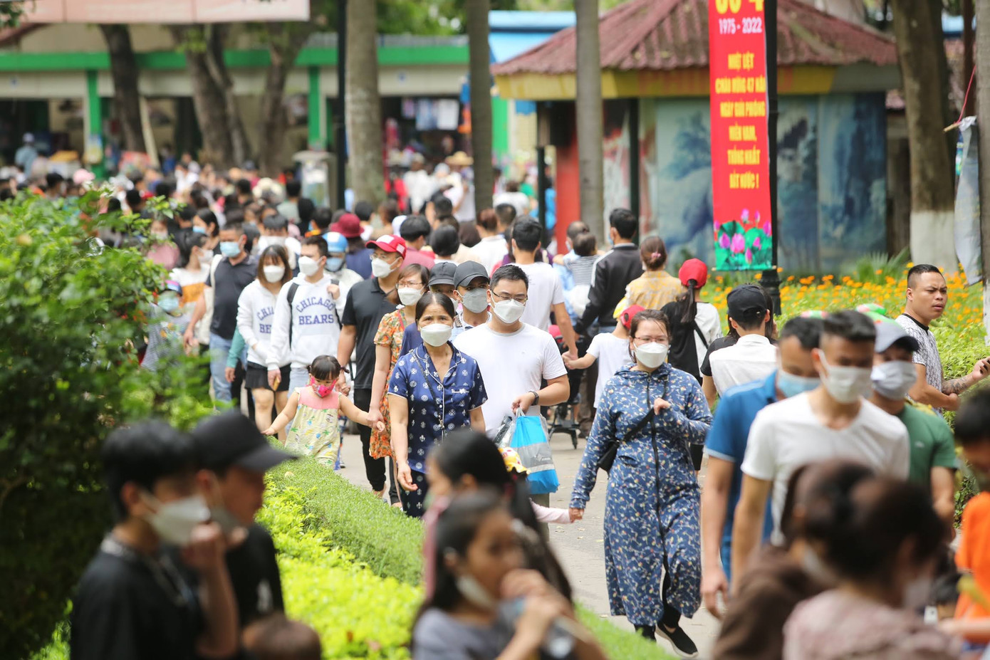 Các địa điểm du lịch chật kín người dịp 30/4 (Ảnh: Duy Phạm).