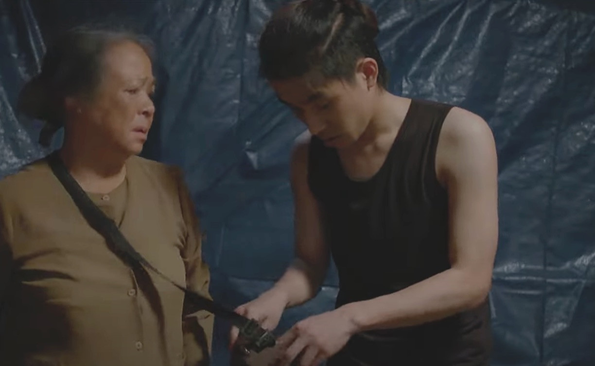 Không chỉ "ăn nhờ ở đậu", Bát (Tuấn Anh) còn lấy tiền của bà Tình (NSƯT Thanh Quý). Ảnh: CMH.