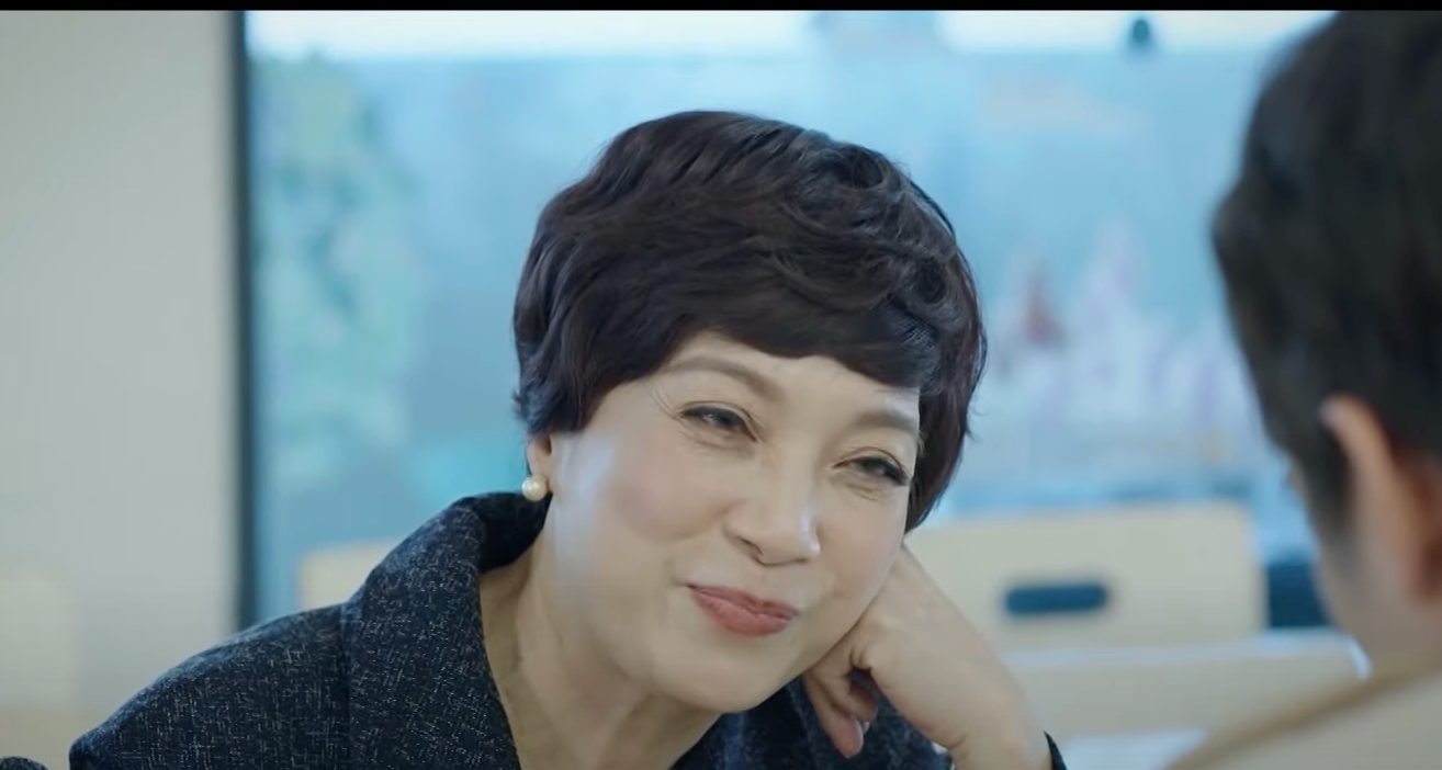 Bà Lan (NSND Lê Khanh) luôn theo dõi cháu trai sát sao (Lãnh Thanh). Ảnh: CMH. Bà Lan (NSND Lê Khanh) luôn theo dõi cháu trai sát sao (Lãnh Thanh). Ảnh: CMH.