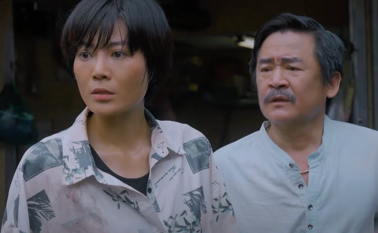 Nghĩa (Thanh Dương) đứng ra bảo vệ Luyến (Thanh Hương). Ảnh: CMH.