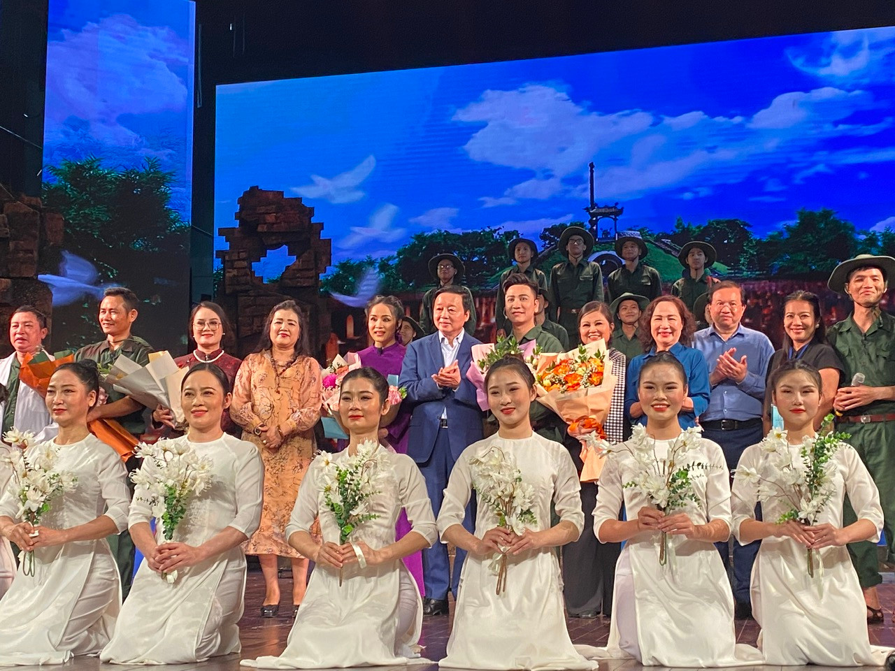 Phó Thủ tướng Trần Hồng Hà và Thứ trưởng Tạ Quang Đông tặng hoa chúc mừng các nghệ sĩ, diễn viên