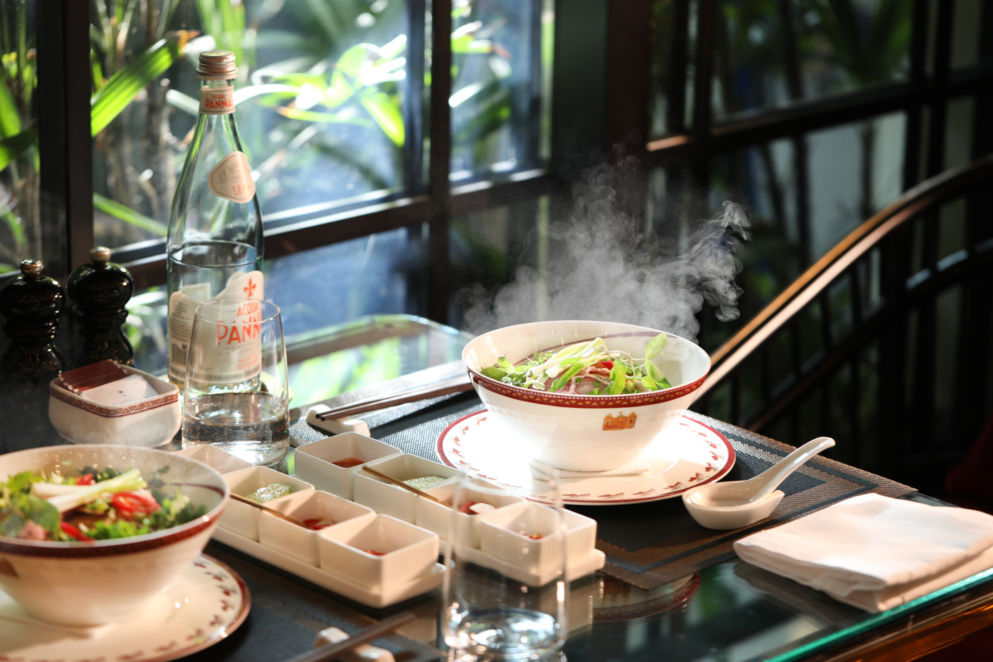 Món phở bò có giá 280.000 đồng mà các cô gái BlackPink thưởng thức. Ảnh: Backstage