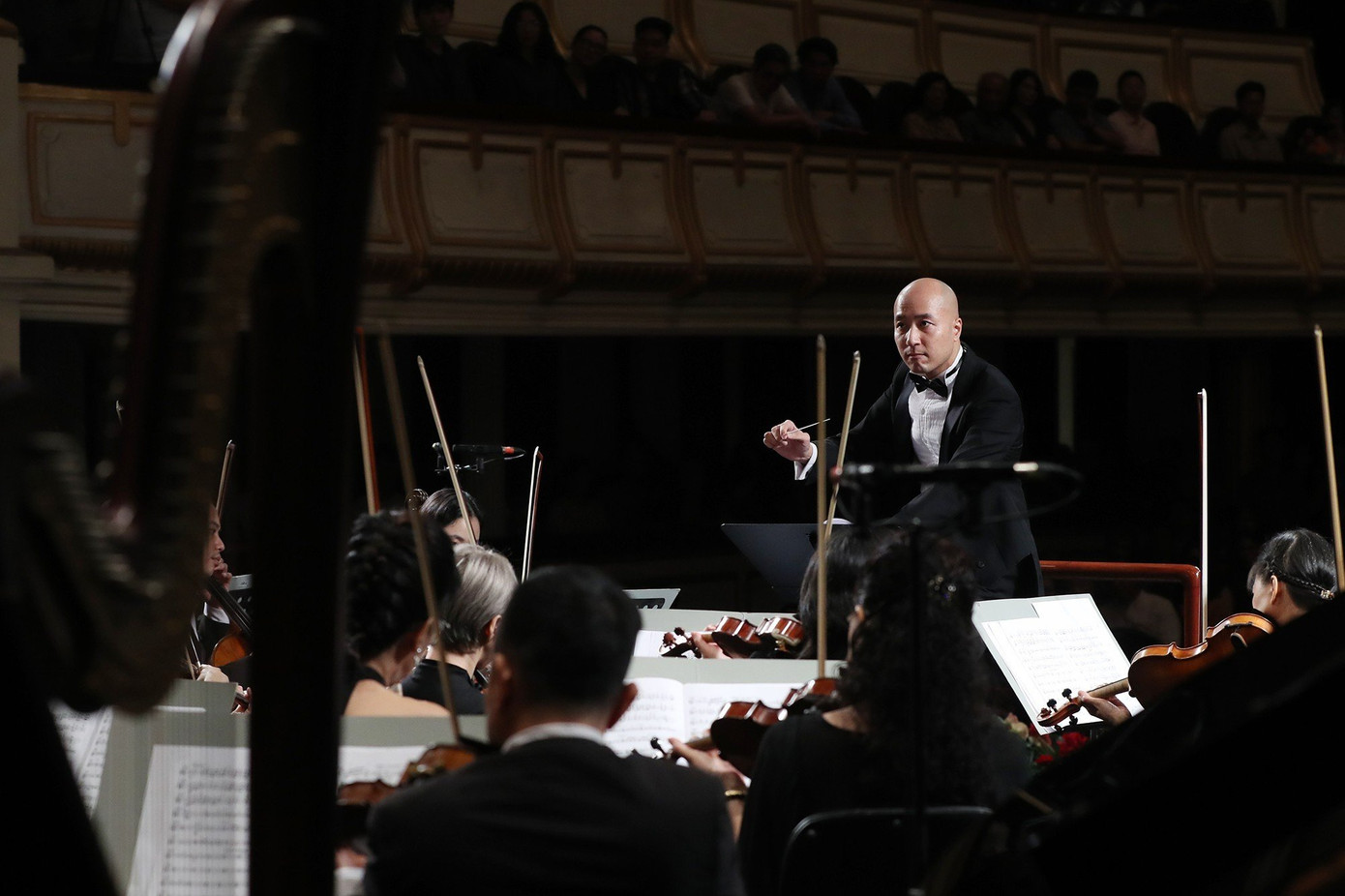 Tiết mục mở màn Overture mùa xuân thế kỷ (tác giả Hoàng Cương) qua phần biểu diễn của Dàn nhạc giao hưởng Việt Nam và nhạc trưởng Đồng Quang Vinh. Tiết mục mở màn Overture mùa xuân thế kỷ (tác giả Hoàng Cương) qua phần biểu diễn của Dàn nhạc giao hưởng Việt Nam và nhạc trưởng Đồng Quang Vinh.