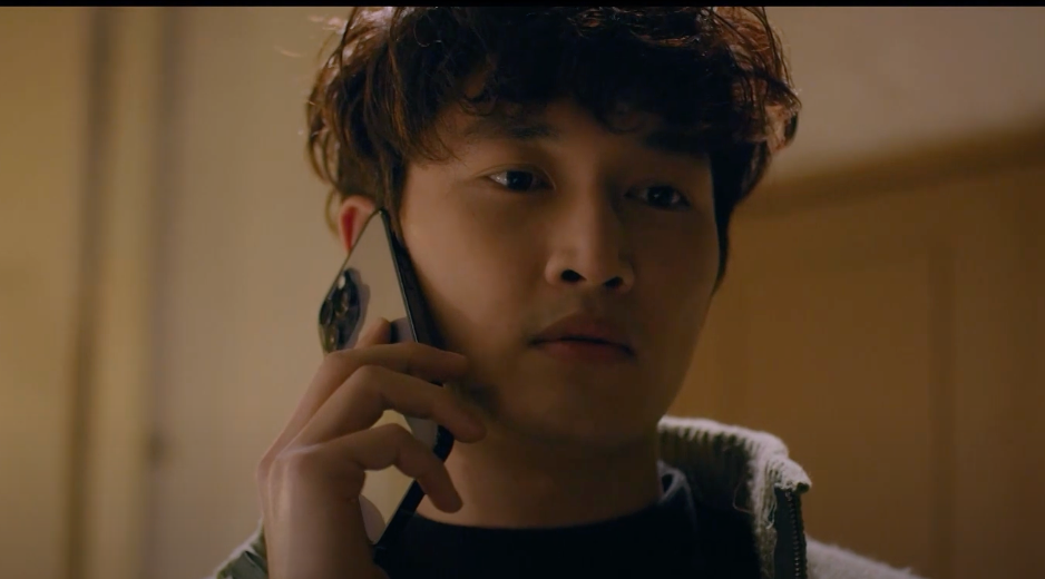 Được Linh (Trình Mỹ Duyên) tặng quà chuộc lỗi nhưng Tú (Đình Tú) nhất quyết trả lại. Ảnh: CMH.