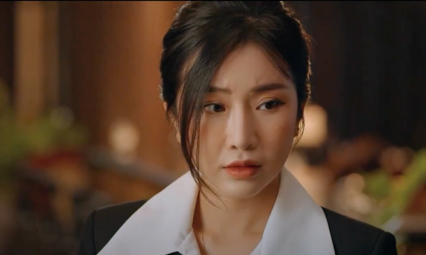 Khuôn mặt Minh Anh (Ngọc Anh) biến sắc khi biết tin Quy (Mạnh Trường) ra mắt nhà bạn gái. Ảnh: CMH.