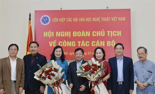 Chủ tịch Đỗ Hồng Quân và các Phó Chủ tịch chúc mừng tân Phó Chủ tịch của Liên hiệp các Hội VHNT Việt Nam. Chủ tịch Đỗ Hồng Quân và các Phó Chủ tịch chúc mừng tân Phó Chủ tịch của Liên hiệp các Hội VHNT Việt Nam.