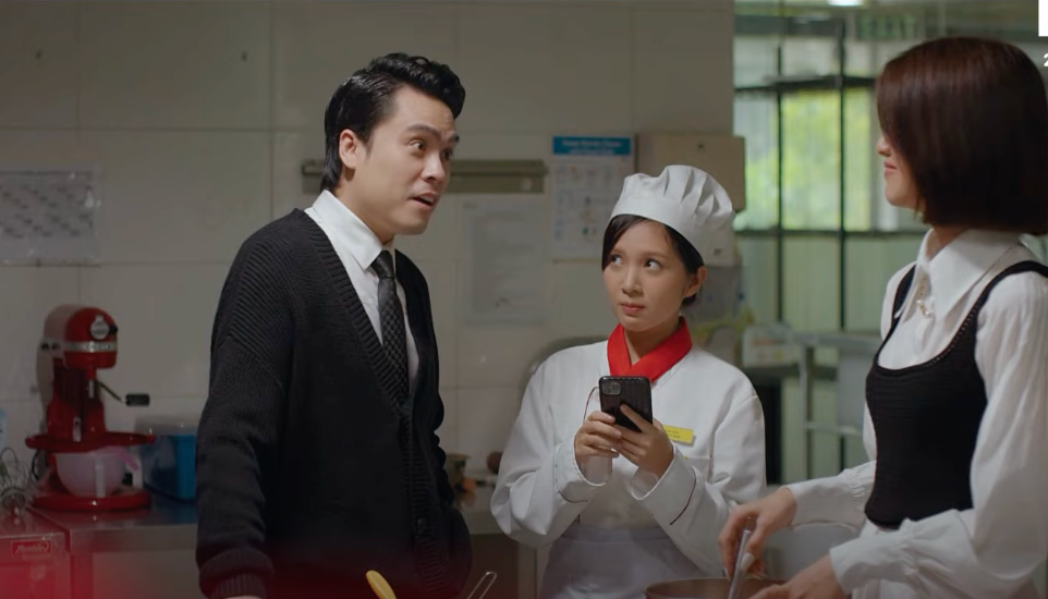 Phi (Thái Dũng) trêu San (Ngọc Huyền) &quot;háo sắc&quot;. Ảnh: CMH.