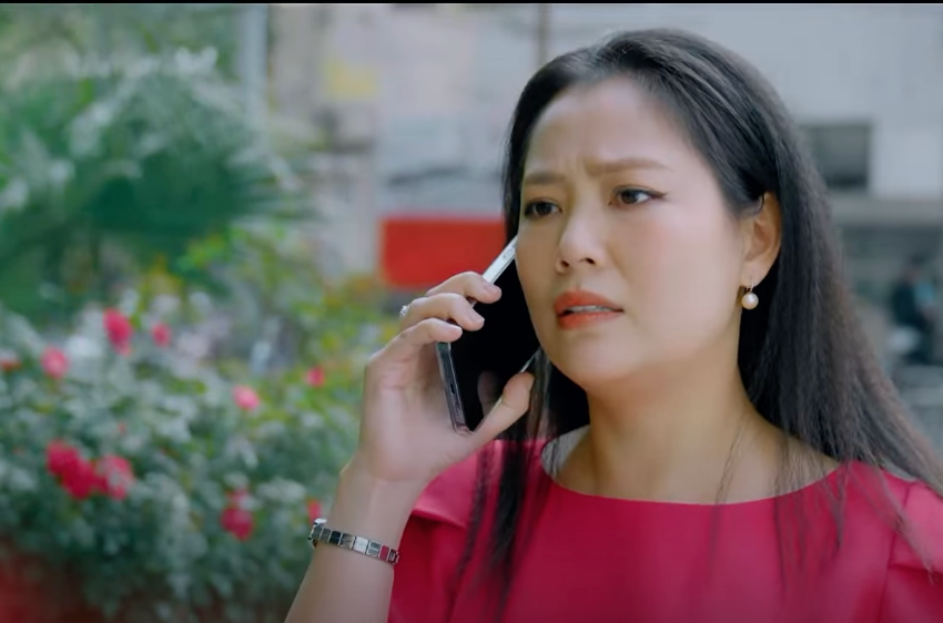 Chị Hoài (Thu Hiền) tức giận vì Tú (Đình Tú) liên tục xin hoãn đưa tiền trong khi mọi kế hoạch đã hoàn thiện. Ảnh: CMH.