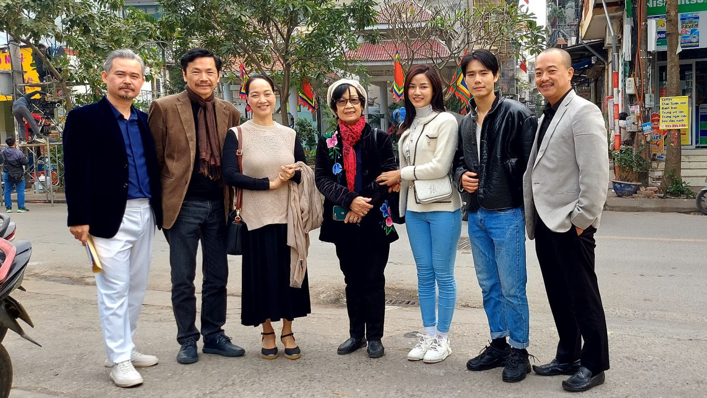 Dàn diễn viên chính và biên kịch phim Hồng Hà nữ sĩ. Ảnh: FBNV. Dàn diễn viên chính và biên kịch phim Hồng Hà nữ sĩ. Ảnh: FBNV.