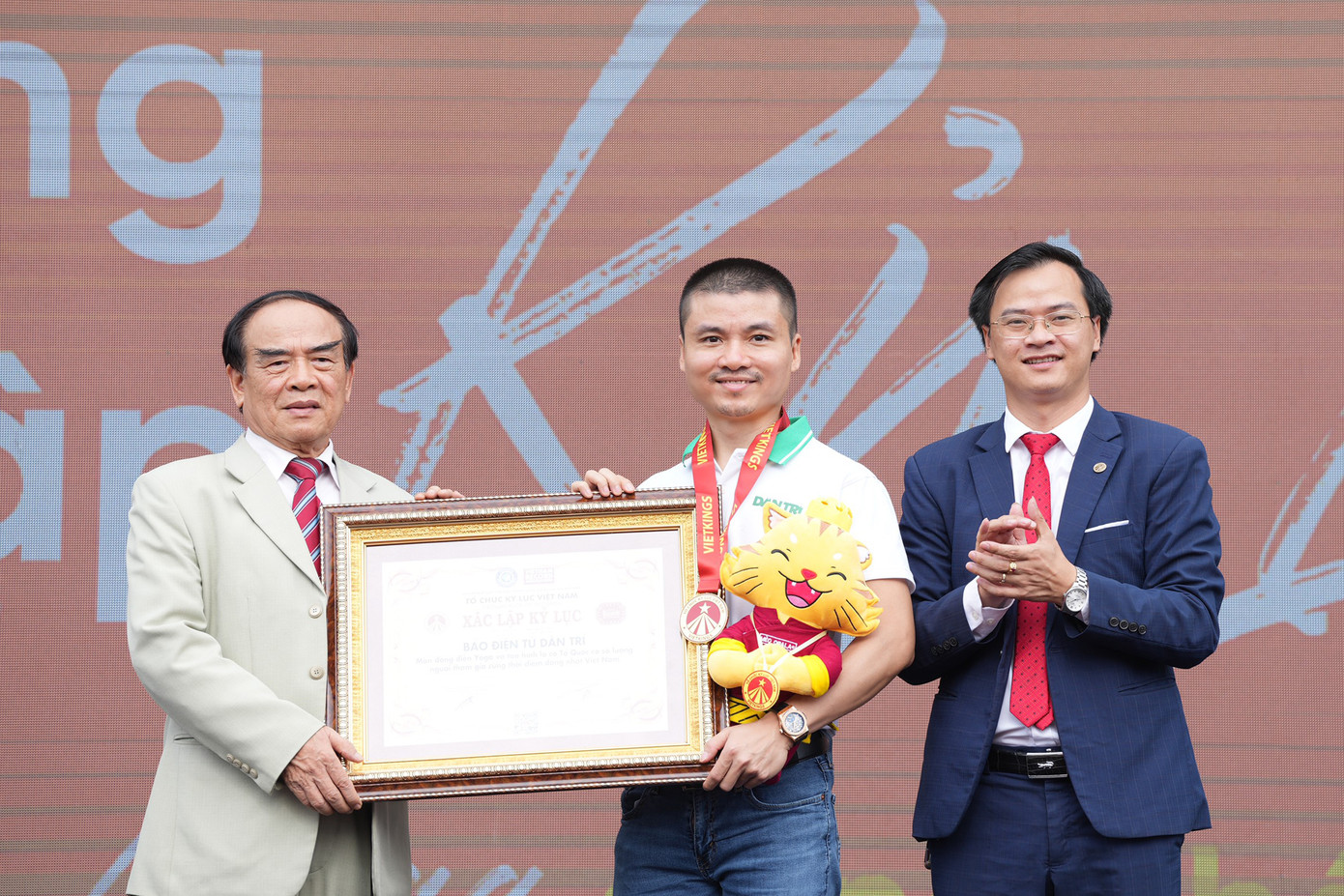 Ông Hoàng Thái Tuấn Anh - Tổng thư ký Tổ chức kỷ lục Đông Dương, Trưởng đại diện Miền Bắc tổ chức kỷ lục Việt Nam và ông Ngô Quang Xuân, phó chủ tịch Trung ương Hội kỷ lục gia Việt Nam, chủ tịch Tổ chức Kỷ lục Người Việt toàn cầu trao bằng xác nhận kỷ lục cho ông Phạm Tuấn Anh.