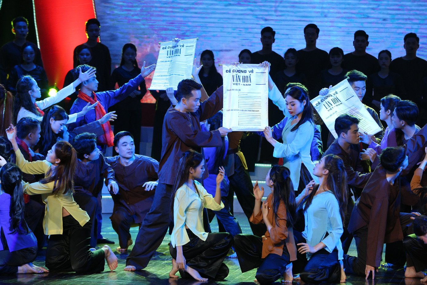 Chương đầu tiên có tên gọi Văn hóa soi đường cho quốc dân đi mở đầu với liên khúc Làng tôi (sáng tác: Văn Cao), Cờ Việt Minh (sáng tác: Vương Gia Khương). Tinh thần của bản Đề cương về Văn hoá Việt Nam được tái hiện trên sân khấu. Ảnh: NHẬT MINH.