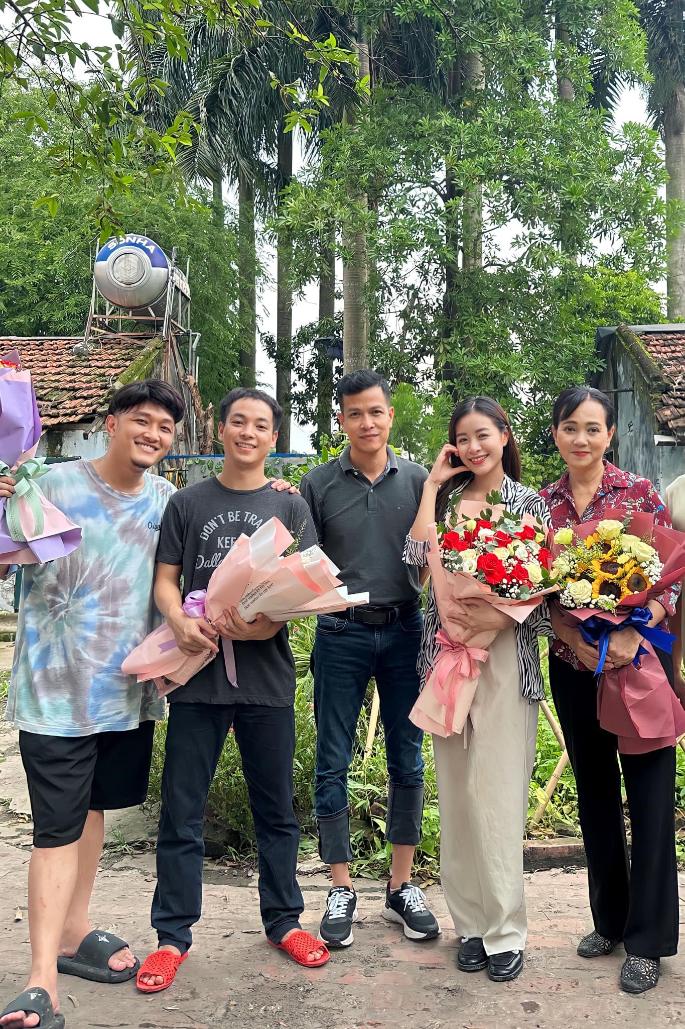 Dàn diễn viên phim Làng trong phố lưu lại khoảnh khắc ngày quay phim cuối cùng.