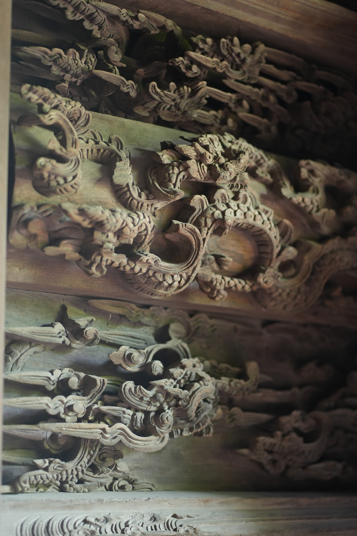 Tòa đại đình là phần kiến trúc trọng yếu nhất của ngôi đình, có quy mô bề thế gồm 7 gian, mái lợp ngói mũi hài, đầu đạo cong vút. Nét đặc sắc, độc đáo của tòa đại đình là các mảng trang trí chạm khắc cầu kỳ, tinh xảo như chạm bong hình, chạm nổi, chạm thủng trên các xà, cột, câu đầu, bảy hiên, cốn... tạo nên không gian nhiều tầng, nhiều lớp, một thế giới điêu khắc sống động với nhiều đề tài phong phú, đa dạng như rồng, mây, hoa lá, kỳ lân, phượng...