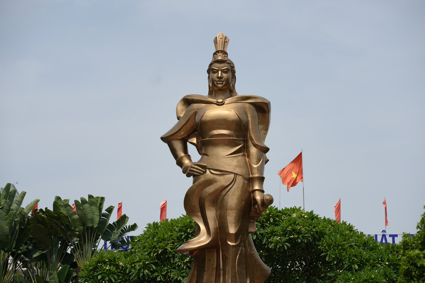 Tượng đài nữ tướng Lê Chân được đặt trước Trung tâm Triển lãm và Mỹ thuật thành phố. Đây là một trong những biểu tượng của thành phố Hải Phòng từ nhiều năm nay. Tượng đài được dựng lên để tôn vinh nữ tướng Lê Chân - người có công gây dựng trang An Biên tức thành phố cảng Hải Phòng ngày nay. Tượng đài được khởi công xây dựng vào ngày 30 tháng 11 năm 1999, khánh thành ngày 31 tháng 12 năm 2000. Sau khi hoàn thành tượng cao 7,5 m, nặng 19 tấn.