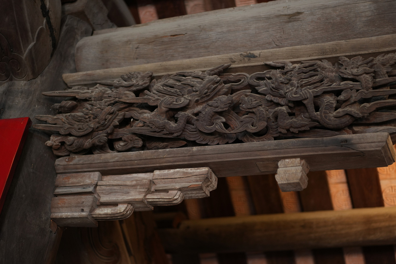 Ngoài hiên, trên các tấm ván, dưới các chấn song có tới hơn 100 mảng chạm hình rồng, mây, hoa, lá cách điệu. Cả trong và ngoài đình Hàng Kênh có tới 268 mạng chạm tinh xảo.