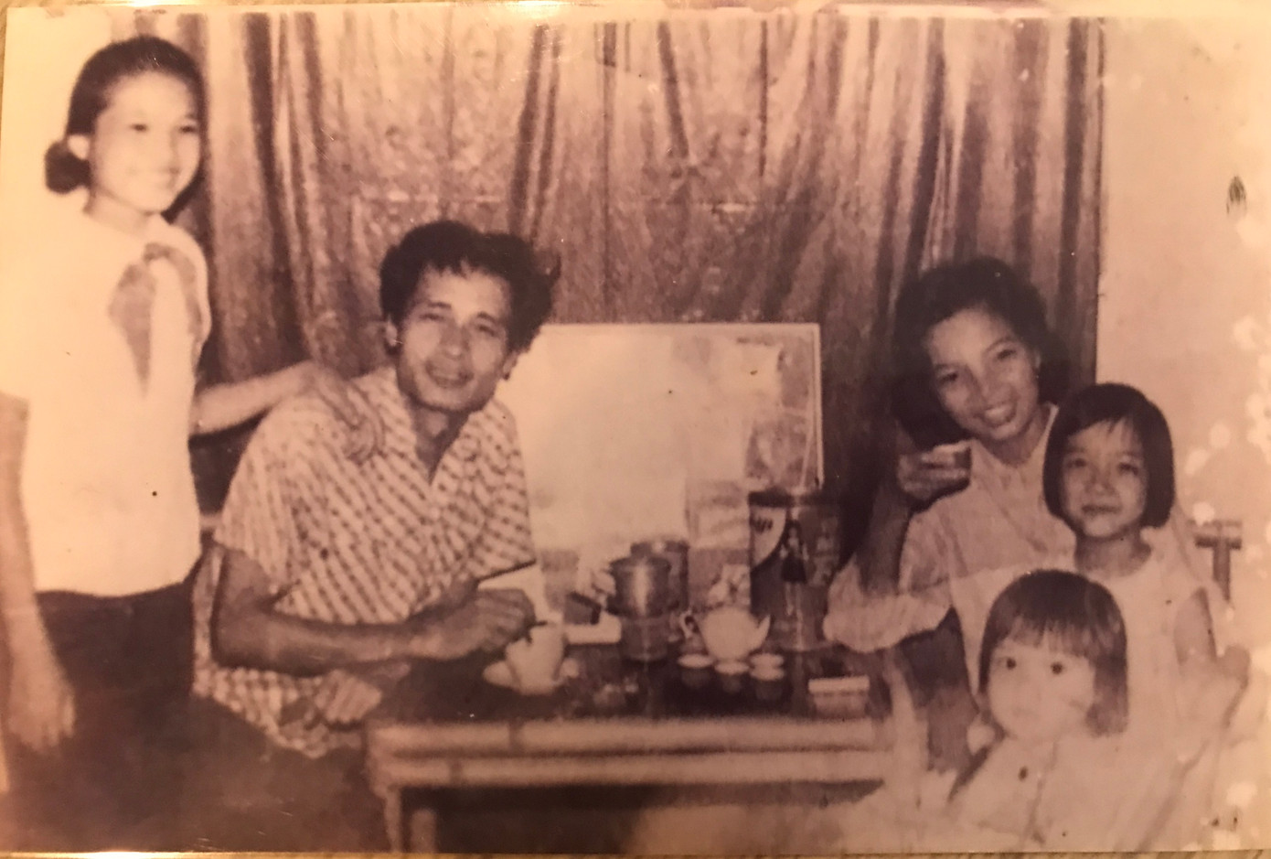 Bức ảnh kỷ niệm của gia đình NSND Trần Tiến, chụp năm 1970. Ảnh: GĐCC. Bức ảnh kỷ niệm của gia đình NSND Trần Tiến, chụp năm 1970. Ảnh: GĐCC.