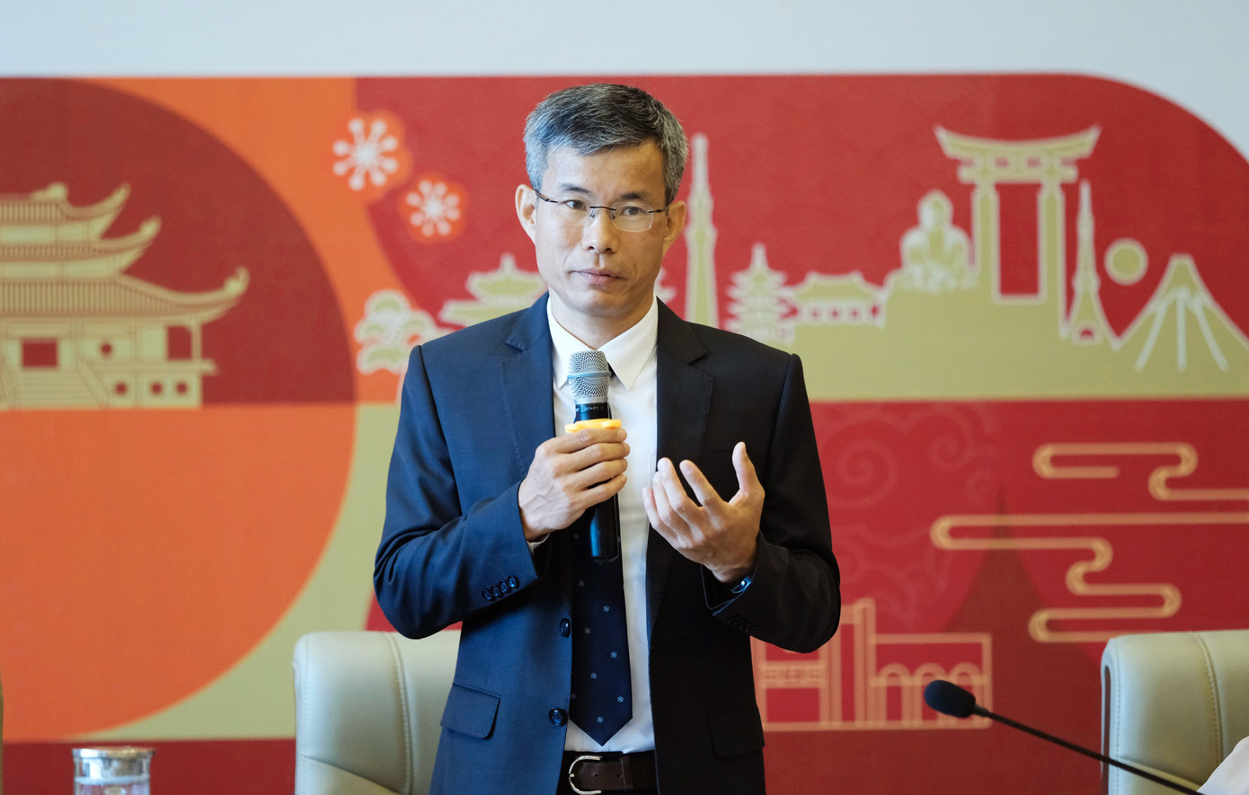 Ông Hoàng Hữu Anh - Phó Vụ trưởng Vụ Ngoại giao Văn hóa và UNESCO, Trưởng Ban Tổ chức giới thiệu chuỗi sự kiện Ngày Việt Nam ở nước ngoài 2023. Ông Hoàng Hữu Anh - Phó Vụ trưởng Vụ Ngoại giao Văn hóa và UNESCO, Trưởng Ban Tổ chức giới thiệu chuỗi sự kiện Ngày Việt Nam ở nước ngoài 2023.