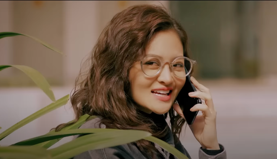 Ly (Thùy Anh) được bà Thúy (Quách Thu Phương) giao nhiệm vụ tuyển con dâu. Ảnh: CMH. Ly (Thùy Anh) được bà Thúy (Quách Thu Phương) giao nhiệm vụ tuyển con dâu. Ảnh: CMH.