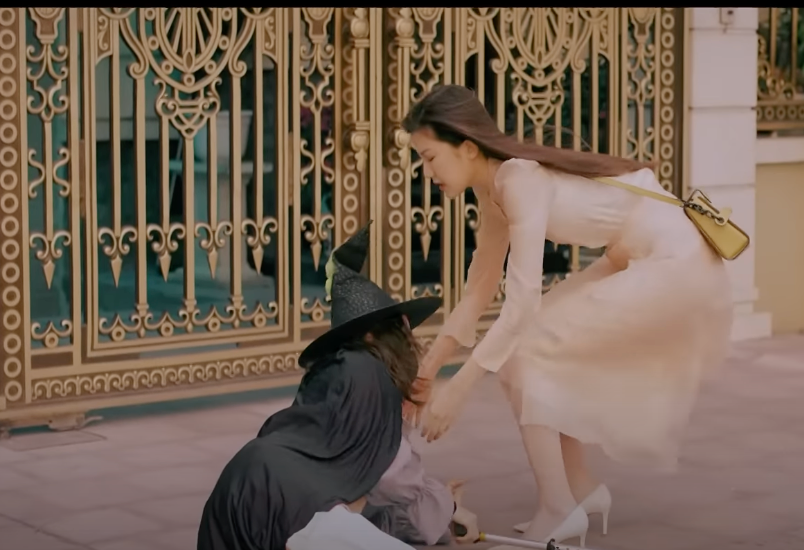 Để phụ huynh yên tâm, Ly (Thùy Anh) đưa ra một bài kiểm dành cho Trang (Lương Thanh). Ảnh: CMH. Để phụ huynh yên tâm, Ly (Thùy Anh) đưa ra một bài kiểm dành cho Trang (Lương Thanh). Ảnh: CMH.