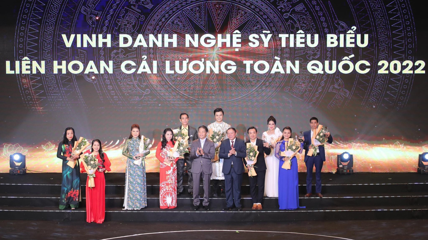 Ủy viên Bộ Chính trị, Trưởng Ban Kinh tế Trung ương Trần Tuấn Anh và Ủy viên BCH Trung ương Đảng, Bộ trưởng Bộ VHTTDL Nguyễn Văn Hùng trao hoa và biểu trưng cho các nghệ sĩ tiêu biểu của Liên hoan Cải lương toàn quốc năm 2022. Ủy viên Bộ Chính trị, Trưởng Ban Kinh tế Trung ương Trần Tuấn Anh và Ủy viên BCH Trung ương Đảng, Bộ trưởng Bộ VHTTDL Nguyễn Văn Hùng trao hoa và biểu trưng cho các nghệ sĩ tiêu biểu của Liên hoan Cải lương toàn quốc năm 2022.