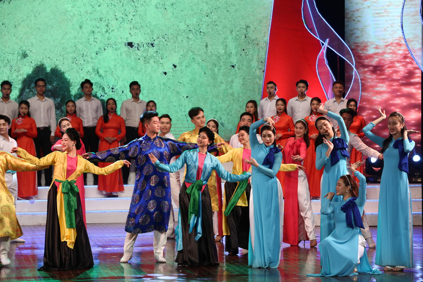 Chương trình mở màn với tiết mục Huyền thoại Việt Nam bay lên (sáng tác: Tuấn Phương, biên đạo: NSND Kiều Lê). Ảnh: NHẬT MINH.