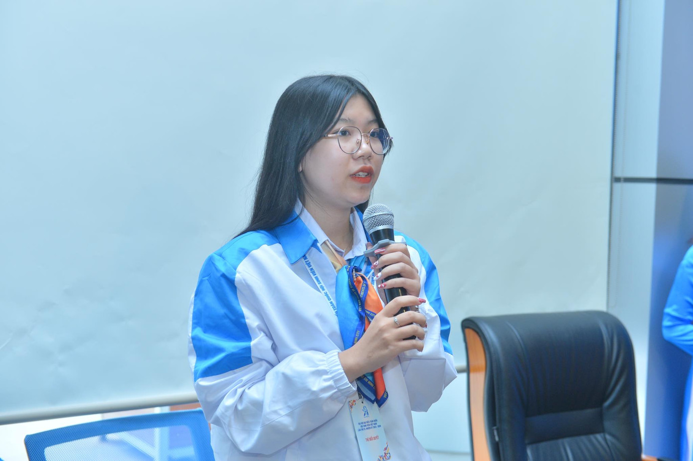 Nhiều đại biểu sinh viên khẳng định ngày càng nhiều người trẻ quan tâm đến việc giữ gìn và phát huy bản sắc văn hoá dân tộc. Nhiều đại biểu sinh viên khẳng định ngày càng nhiều người trẻ quan tâm đến việc giữ gìn và phát huy bản sắc văn hoá dân tộc.