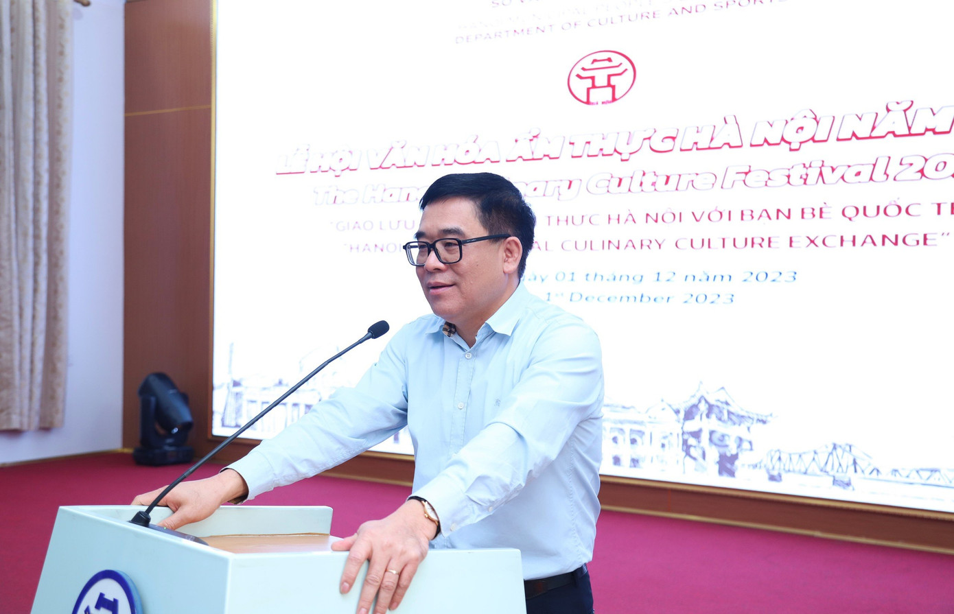 Ông Đỗ Đình Hồng - Giám đốc Sở Văn hóa và Thể thao Hà Nội - phát biểu tại họp báo giới thiệu Lễ hội văn hóa ẩm thực Hà Nội. Ông Đỗ Đình Hồng - Giám đốc Sở Văn hóa và Thể thao Hà Nội - phát biểu tại họp báo giới thiệu Lễ hội văn hóa ẩm thực Hà Nội.