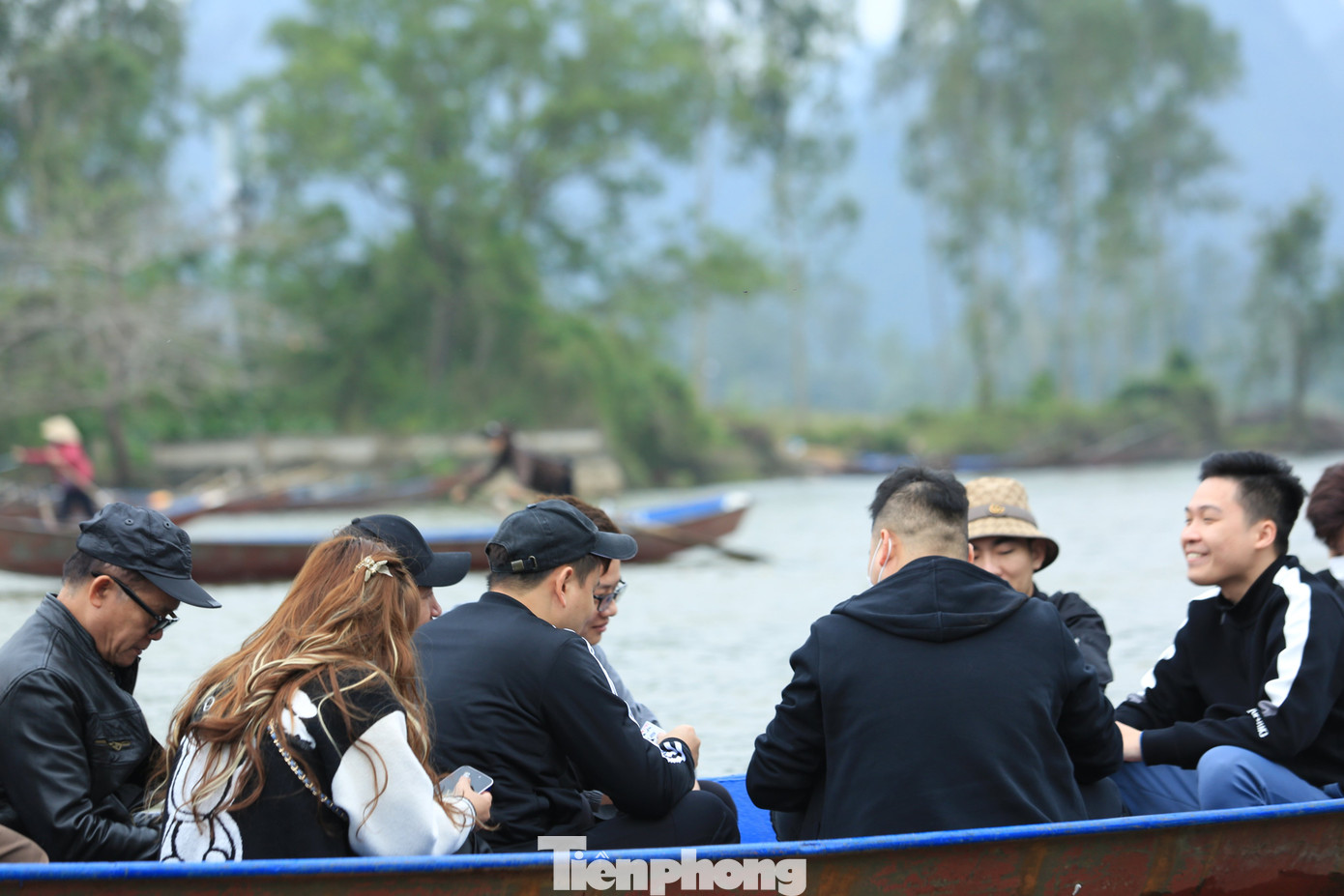 Du khách thản nhiên chơi bài trên thuyền, đò.