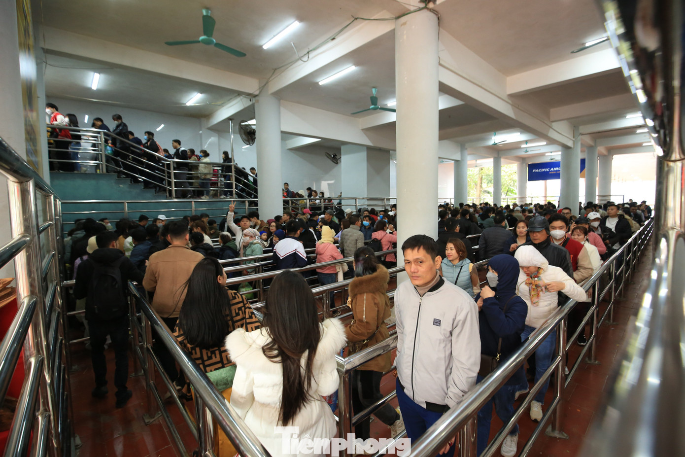 Hàng vạn du khách đổ về chùa Hương trong ngày khai hội khiến lối lên cáp treo đông nghịt. Ảnh: TRỌNG TÀI.