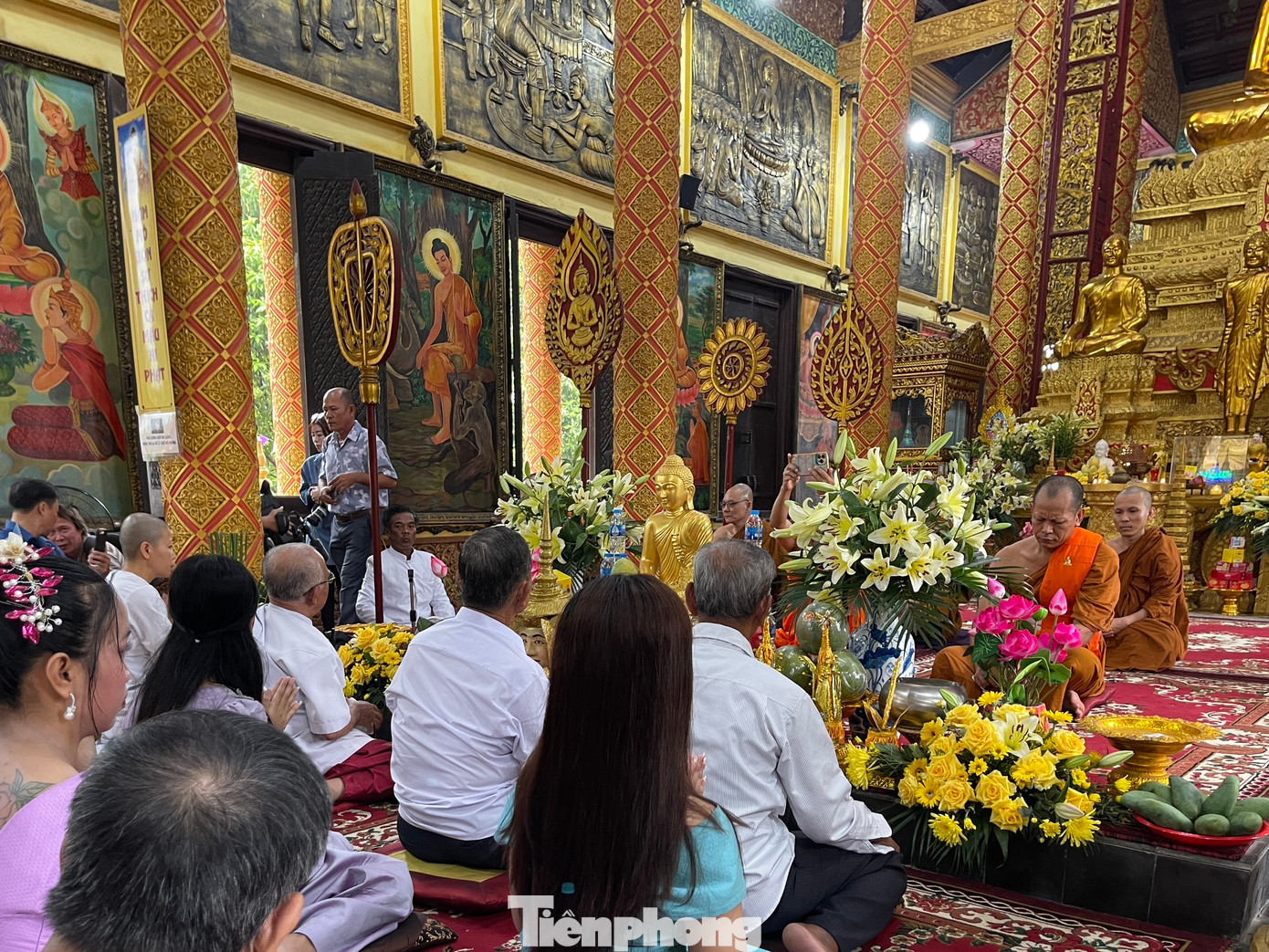 Thầy Trương Pháp - sư cả của chùa Khmer tại Làng Văn hoá - Du lịch các dân tộc Việt Nam chia sẻ về ý nghĩa lễ tắm Phật. Theo đó mỗi khi từ năm cũ bước sang năm mới cần phải đổi mới, đồng thời nhắc nhở con cháu và phật tử tại gia biết báo hiếu. Ảnh: Vũ Bảo.