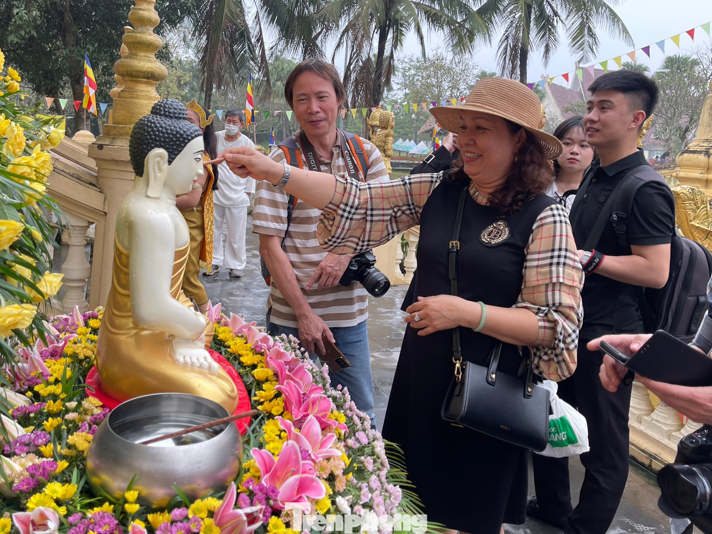 Du khách hào hứng tham gia lễ tắm Phật trong Tết Chol Chnam Thmay của đồng bào Khmer tại Làng Văn hóa, Du lịch các dân tộc Việt Nam. Ảnh: Vũ Bảo.