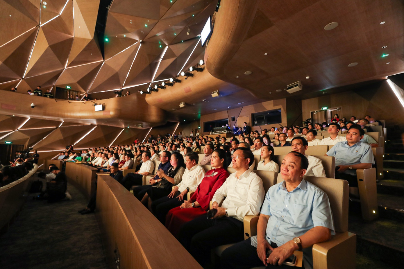 Ba đêm nhạc với ba màu sắc khác nhau, chuỗi chương trình do Bộ Công an tổ chức đã mang đến những trải nghiệm thú vị cho người yêu âm nhạc. Khán phòng của Nhà hát Hồ Gươm gần như lấp kín khách. Một số người đứng theo dõi hòa nhạc.