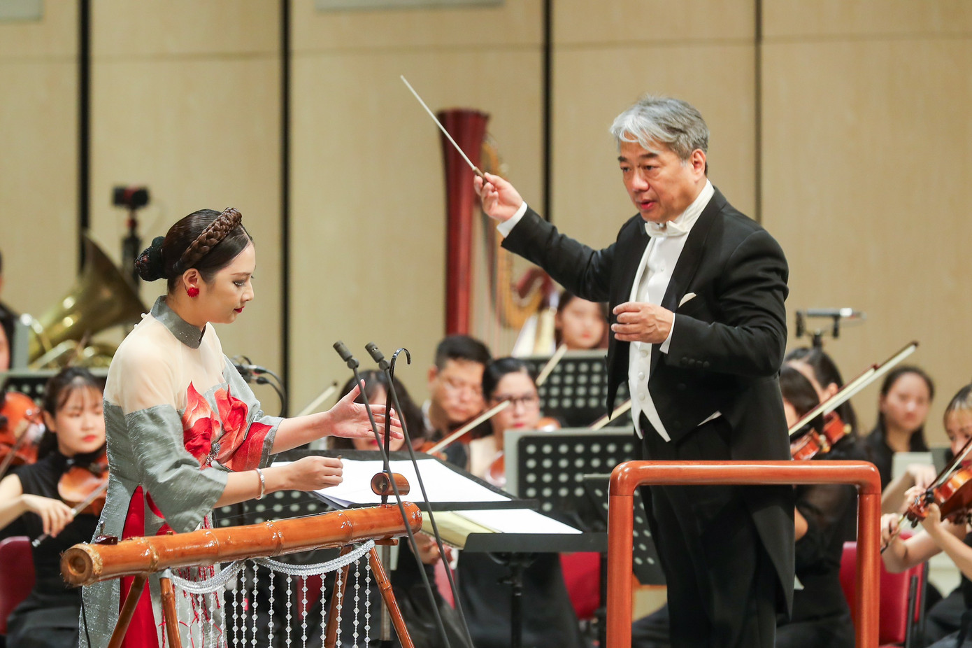 Với 2 phần chính, chương trình nghệ thuật Đất nước niềm vui giới thiệu đến khán giả 11 tác phẩm âm nhạc là những nhạc phẩm đã đi cùng năm tháng của Việt Nam và tác phẩm âm nhạc kinh điển của thế giới. Dịp này, khán giả được thưởng thức tác phẩm Aria Đàn bầu qua ngón đàn điêu luyện của NSƯT Lệ Giang - nữ nghệ sĩ, giảng viên của Học viện Âm nhạc quốc gia Việt Nam. Nữ nghệ sĩ đạt nhiều giải thưởng âm nhạc uy tín ở trong nước và nước ngoài.