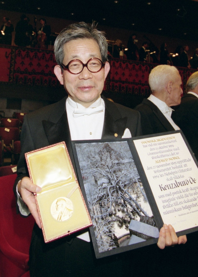 Nhà văn Kenzaburo Oe nhận giải Nobel Văn học năm 1994. Ảnh: Kyodo.