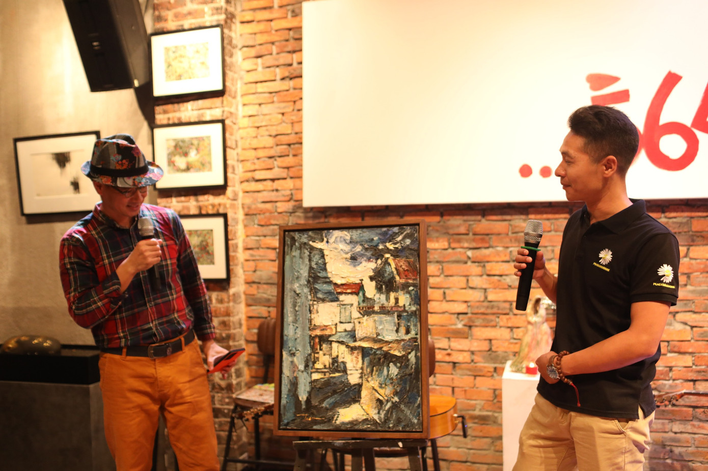 Buổi đấu giá diễn ra trực tiếp và livestream trên trang của Nguyễn Xuân Bắc. Buổi đấu giá diễn ra trực tiếp và livestream trên trang của Nguyễn Xuân Bắc.