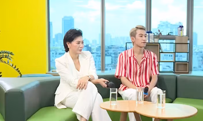 Diễn viên Thanh Hương và Tuấn Anh giao lưu với khán giả trước khi Cuộc đời vẫn đẹp sao kết thúc. Ảnh: CMH.