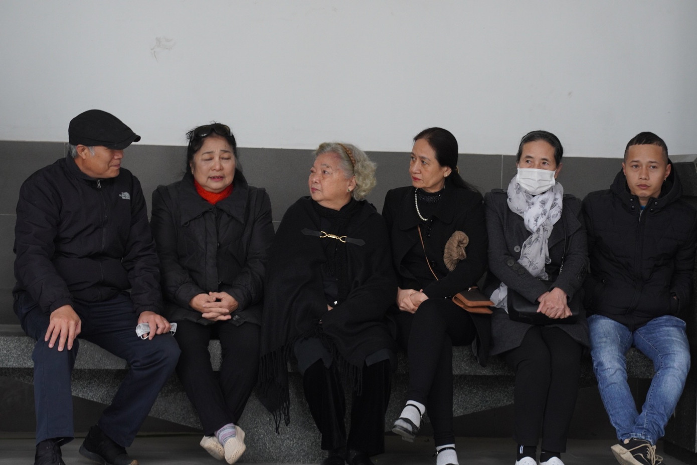 Nghệ sĩ Kim Xuyến (thứ hai từ trái qua) có mặt sớm để chia buồn cùng gia đình NSND Trần Tiến. Ảnh: TRỌNG QUÂN.