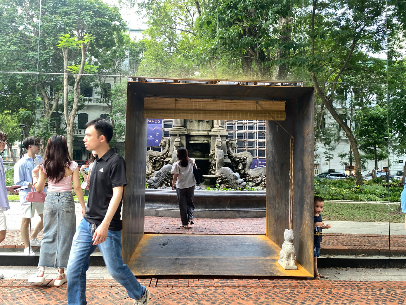 Lối vào duy nhất là cánh cổng mở ra không gian có đài phun nước cùng các tác phẩm được vinh danh trong Top 10 thiết kế nhà ở và nội thất nổi bật của năm. Đây là giải thưởng thường niên do Hội Kiến trúc sư Việt Nam bảo trợ. Các tác phẩm dự kiến được trưng bày đến ngày 4/6.