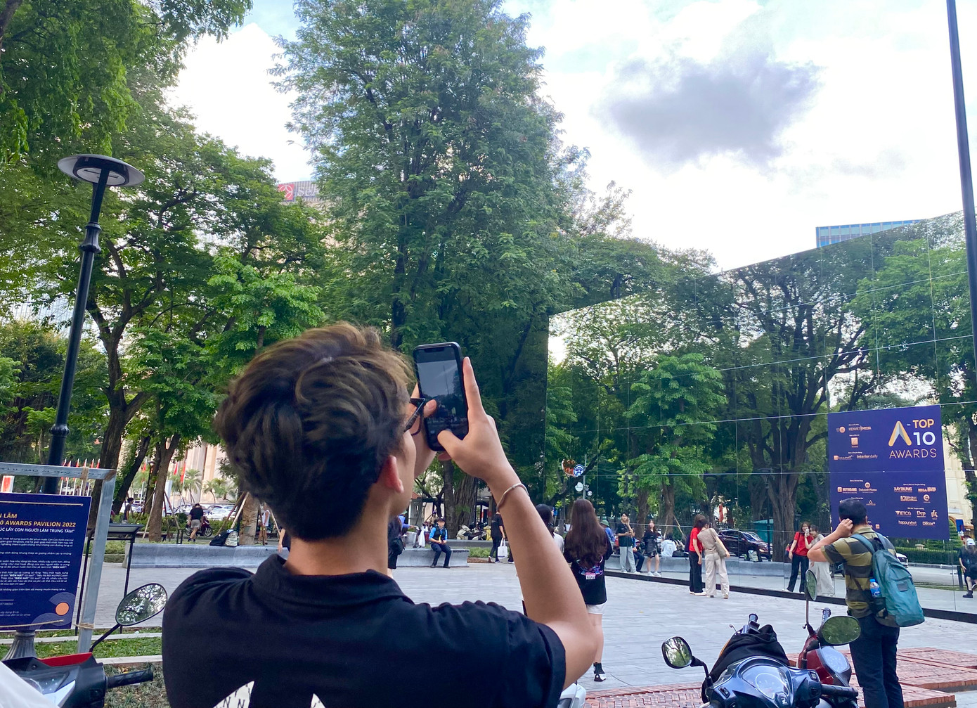 Đây là ý tưởng của hai kiến trúc sư Nguyễn Đình Hùng và Nguyễn Hoàng Kim. Công trình khơi gợi suy nghĩ: Điều gì xảy ra nếu những di sản, công trình tiêu biểu mà người dân tự hào và yêu mến biến mất?