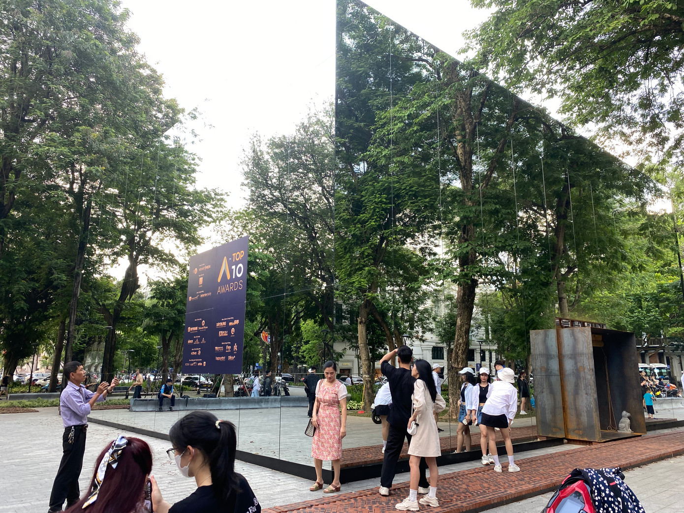 Sự độc đáo, mới lạ của công trình thu hút nhiều người dân, du khách đến chụp hình. Chị Nguyễn Việt Hoa (Hoàn Kiếm, Hà Nội) cho biết công trình này khá thành công khi là dự án nghệ thuật nhất thời. “Mọi người đừng quá khắt khe vì nó sẽ không thay thế cho đài phun nước - không gian vườn hoa lâu dài”, chị Hoa nêu.