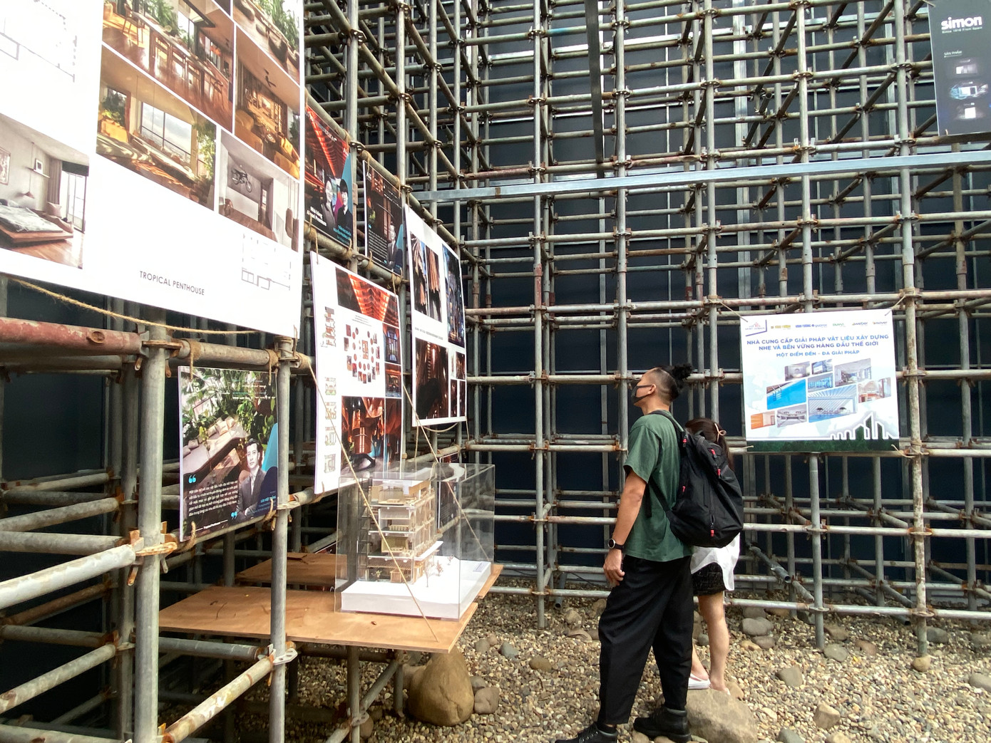 “Công trình cho mình cảm giác mới lạ và ngỡ ngàng. Mặt gương bên ngoài soi bóng khung cảnh xung quanh bắt mắt, lọt vào bên trong sẽ gặp lại tượng đài con cóc huyền thoại trong một không gian trưng bày hình ảnh của 10 giải thưởng. Đây là một sáng tạo đáng khuyến khích", chị Nguyễn Thị Lệ Hương (Hai Bà Trưng, Hà Nội) chia sẻ.