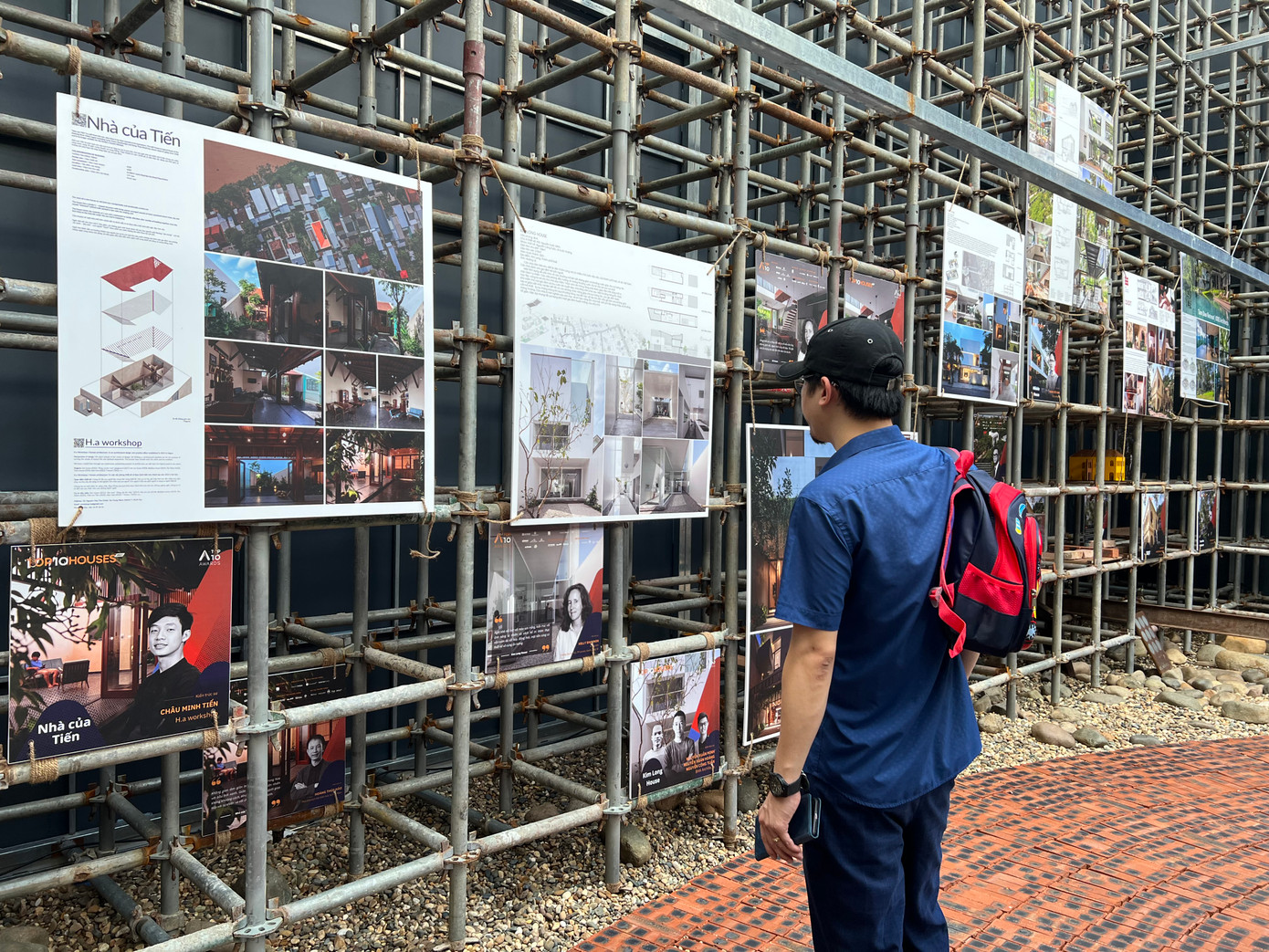 Người dân tỏ vẻ thích thú với triển lãm mới lạ này. “Rất ấn tượng. Đây là dự án nghệ thuật mang tính nhất thời nên được tiếp cận trên sự mới mẻ mà nó mang lại. Chưa xem trực tiếp mới nhìn qua ảnh đã thấy rất ấn tượng”, Nguyễn Cảnh Hưng (Cầu Giấy, Hà Nội) nói.