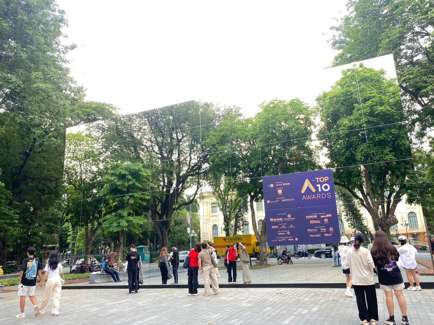 Đài phun nước Con Cóc (quận Hoàn Kiếm) những ngày qua tạm thời không nhìn thấy, thay vào đó là một khối lập phương bọc gương khổng lồ. Triển lãm mang tên Kiến trúc lấy con người làm trung tâm được dựng lên nổi bật với các mặt kính lớn xếp thành hình hộp xung quanh vòi phun nước vườn hoa Diên Hồng.